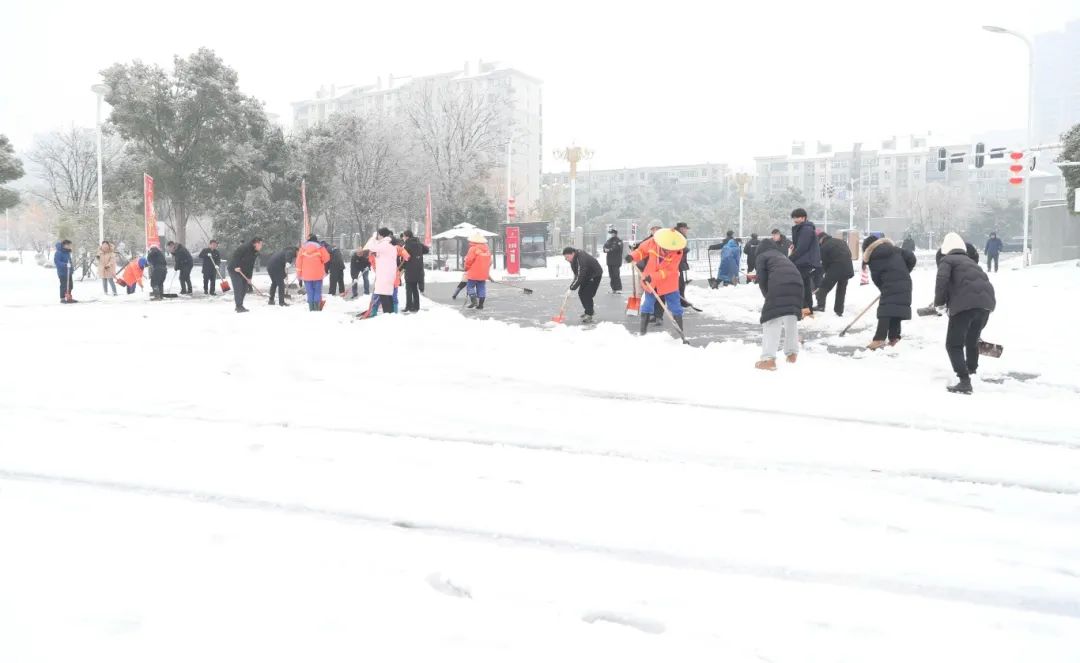 掃雪除冰保安全，平平安安過(guò)大年