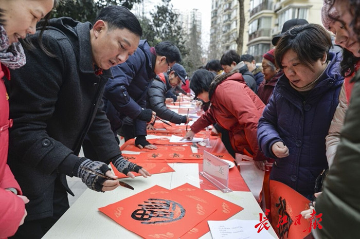 這一天，居民激動(dòng)了，第一次在社區(qū)里升國旗唱國歌(圖1)