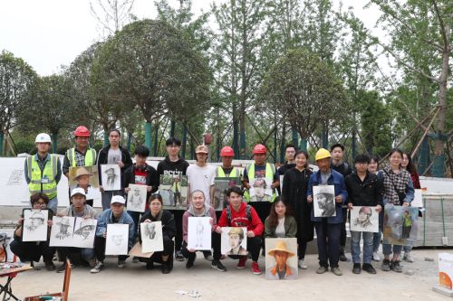 致敬軍運勞動者  手繪最美奮斗人 華師美院學生為軍運會建設者畫像(圖5)