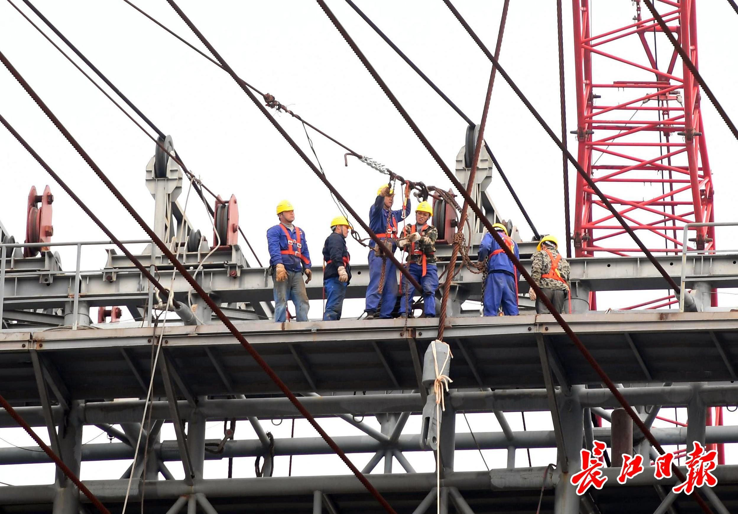 軍運(yùn)會(huì)開幕式“幕后英雄”威亞塔開始拆除，1500噸回收鋼材將建籃球場(chǎng)等(圖1)